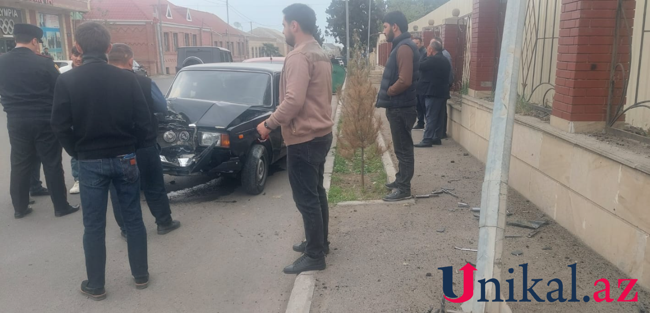 Gəncədə "VAZ 2107" işıq dirəyinə çırpıldı - FOTOLAR